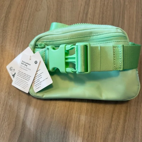 NWT Lululemon Light Green Everywhere Crossbody Bag - Picture 2 of 8